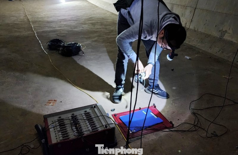 Dưới chân cầu Nhật Tân là một "trung tâm" thu nhận các thông tin mà hệ thống máy móc, phương tiện đo được khi tiến hành kiểm định cầu Nhật Tân phát, truyền về. Tại đây luôn có người trực để tiếp nhận, xử lý các thông tin, số liệu truyền về. Dưới chân cầu Nhật Tân là một "trung tâm" thu nhận các thông tin mà hệ thống máy móc, phương tiện đo được khi tiến hành kiểm định cầu Nhật Tân phát, truyền về. Tại đây luôn có người trực để tiếp nhận, xử lý các thông tin, số liệu truyền về.