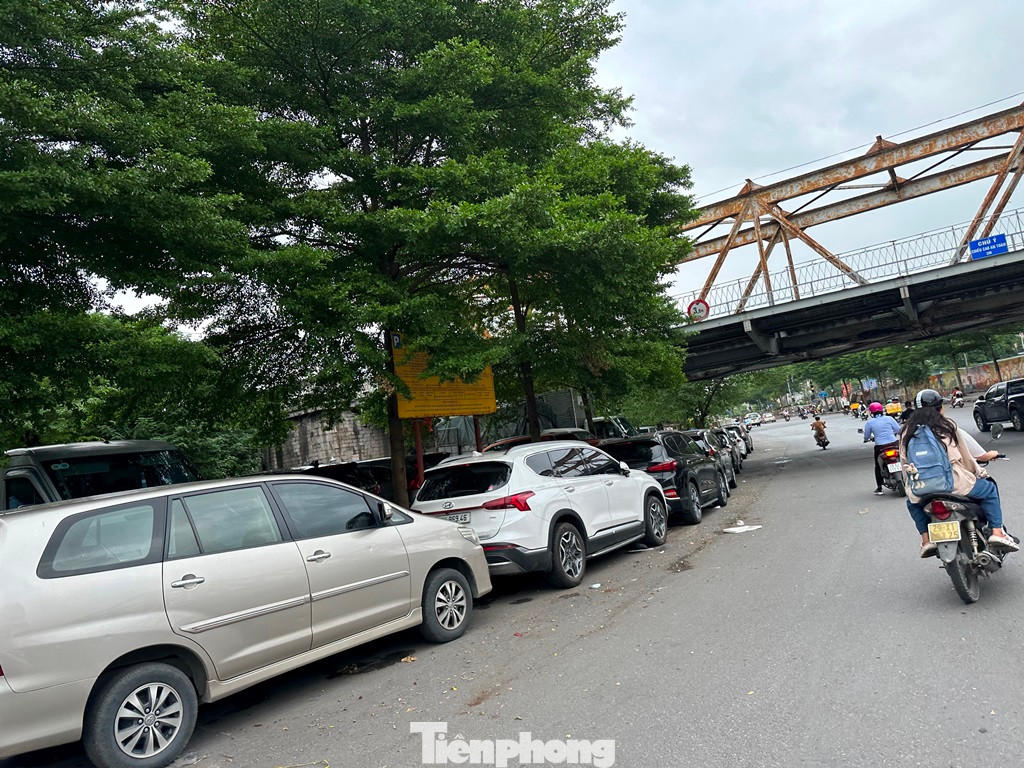 Có đoạn chặn cả lối ra vào điểm xe buýt và che khuất tầm nhìn của các bảng, biển báo giao thông. Có đoạn chặn cả lối ra vào điểm xe buýt và che khuất tầm nhìn của các bảng, biển báo giao thông.