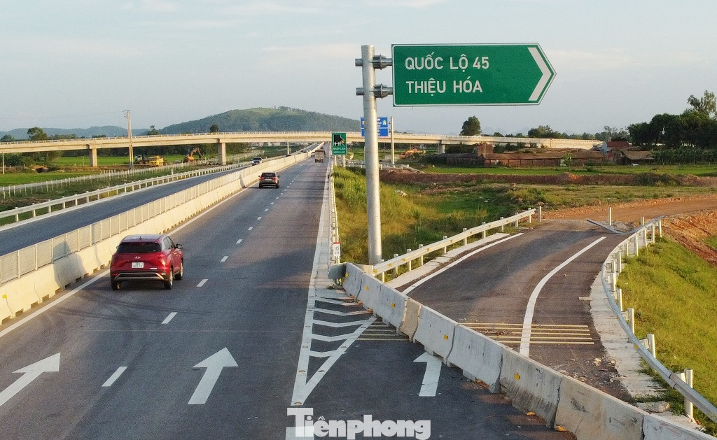 Với lý do tăng tính kết nối, tạo thuận lợi cho người dân các huyện Thiệu Hóa, Yên Định, Hoằng Hóa... tiếp cận, kết nối với cao tốc, khi dự án cao tốc Bắc Nam đoạn Mai Sơn - QL45 đang thi công UBND tỉnh Thanh Hóa đã xin đầu tư thêm nút giao Thiệu Giang bằng ngân sách và sẽ hoàn thành đồng bộ cùng hạ tầng cao tốc.