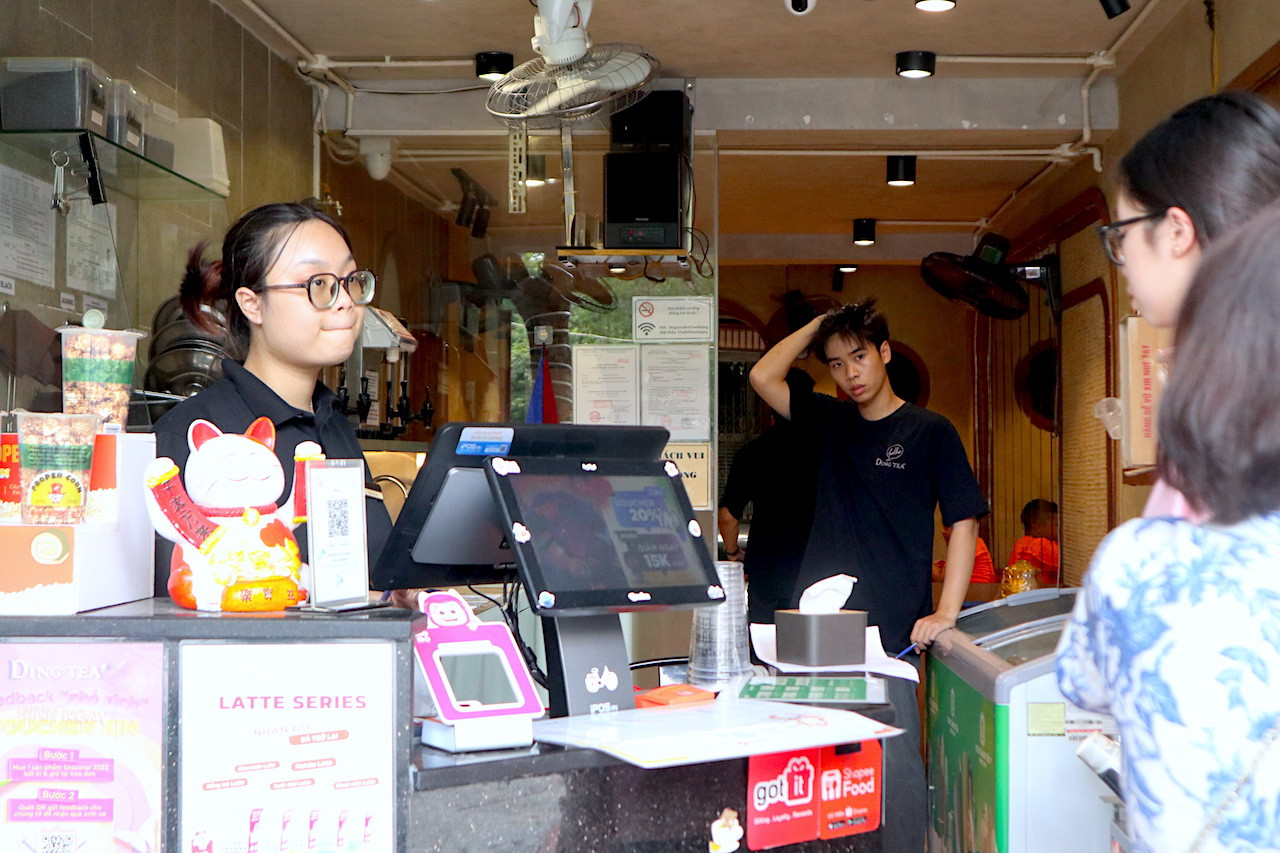 Dù công việc có vất vả và mệt hơn so với ngày thường nhưng những người bán hàng vẫn cố gắng với công việc. Đổi lại, họ có thêm thu nhập và doanh số.