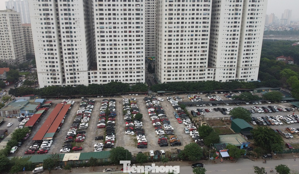 Thậm chí, tại khu đất dự án hàng nghìn mét vuông có ký hiệu CC6 - đối diện các tòa nhà HH3C, HH3B, HH4A… đang được sử dụng để trông ô tô có thu phí nhưng không phép.