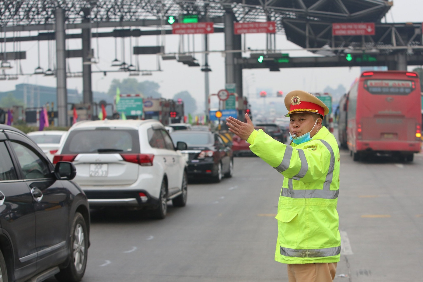Lượng xe trên cao tốc Pháp Vân - Ninh Bình chiều này tăng gấp nhiều lần các ngày trước đó.