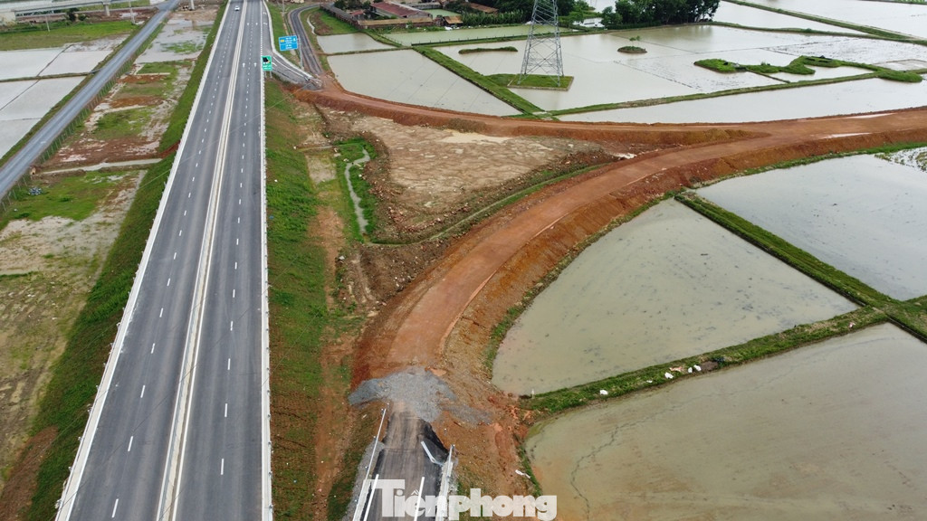 Đường dẫn cả ra, vào cao tốc đang là đường đất, chưa được thảm nhựa.