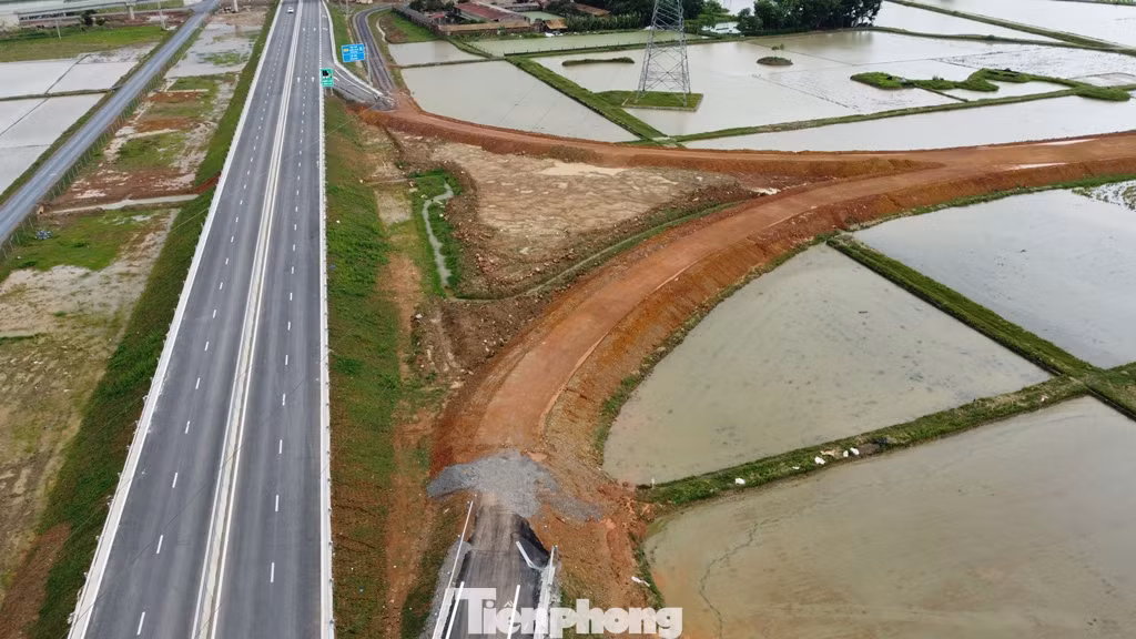 Đường dẫn cả ra, vào cao tốc đang là đường đất, chưa được thảm nhựa.