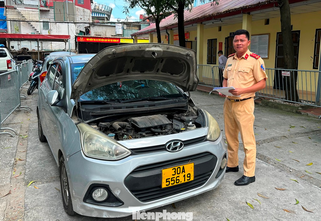 Đại úy Bàn Văn Thanh, Cơ sở đăng ký xe số 1 - Thái Hà (ảnh) cho biết, hiện mỗi ngày cơ sở đang giải quyết khoảng 60 bộ hồ sơ ô tô, trong đó hơn 50% trường hợp làm thủ tục chuyển quyền sử dụng, sang tên chính chủ.