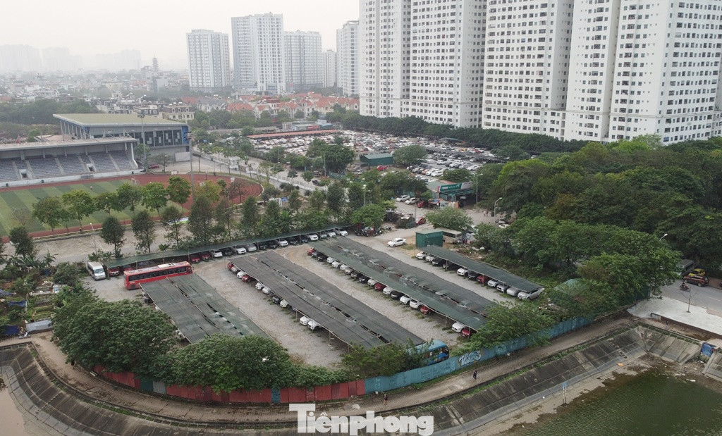 Thậm chí một số ô đất công ích, hoặc đất dự án chưa thi công rộng hàng nghìn mét vuông cũng bị biến thành các bãi trông xe ô tô không phép.