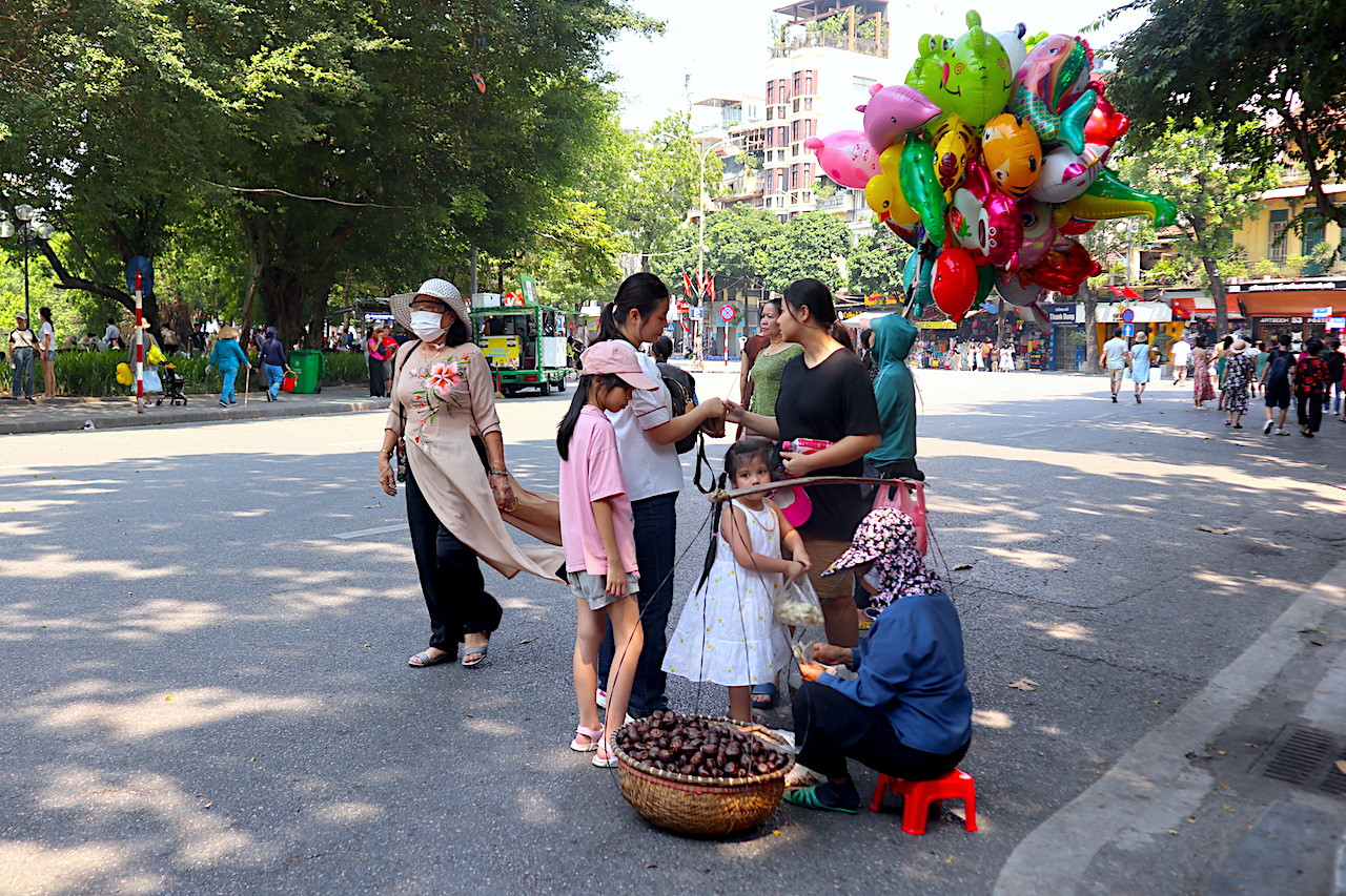 Các gánh hàng rong, đặc biệt là đồ ăn được nhiều người dân yêu thích.