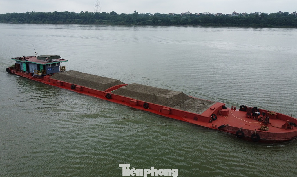 Riêng trong ngày sáng nay (14/5), mặc dù lãnh đạo Phòng CSGT Hà Nội đã chỉ đạo kiểm tra, xử lý nhưng tại khu vực cầu Thăng Long PV Tiền Phong vẫn ghi nhận hàng chục tàu chở cát cao có ngọn, ngập cả mớn nước tải trọng như thế này đi vào hướng nội thành. Trên sông vắng bóng cảnh sát đường thủy kiểm tra. Trong số này có các tàu phóng viên ghi được hình ảnh: NĐ-3303 (ảnh), NĐ-3591, VP-2075, VP-2255, VP-1304, NB-8331, NĐ-3729, PT-2499, TH-0575... Riêng trong ngày sáng nay (14/5), mặc dù lãnh đạo Phòng CSGT Hà Nội đã chỉ đạo kiểm tra, xử lý nhưng tại khu vực cầu Thăng Long PV Tiền Phong vẫn ghi nhận hàng chục tàu chở cát cao có ngọn, ngập cả mớn nước tải trọng như thế này đi vào hướng nội thành. Trên sông vắng bóng cảnh sát đường thủy kiểm tra. Trong số này có các tàu phóng viên ghi được hình ảnh: NĐ-3303 (ảnh), NĐ-3591, VP-2075, VP-2255, VP-1304, NB-8331, NĐ-3729, PT-2499, TH-0575...