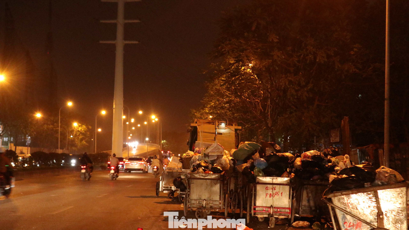 Có mặt trên tuyến đường Châu Văn Liêm, quận Nam Từ Liêm mấy ngày vừa qua, phóng viên ghi nhận, xe chở rác và thu gom rác thường hoạt động từ 9h sáng đến 19h tối. Có mặt trên tuyến đường Châu Văn Liêm, quận Nam Từ Liêm mấy ngày vừa qua, phóng viên ghi nhận, xe chở rác và thu gom rác thường hoạt động từ 9h sáng đến 19h tối.