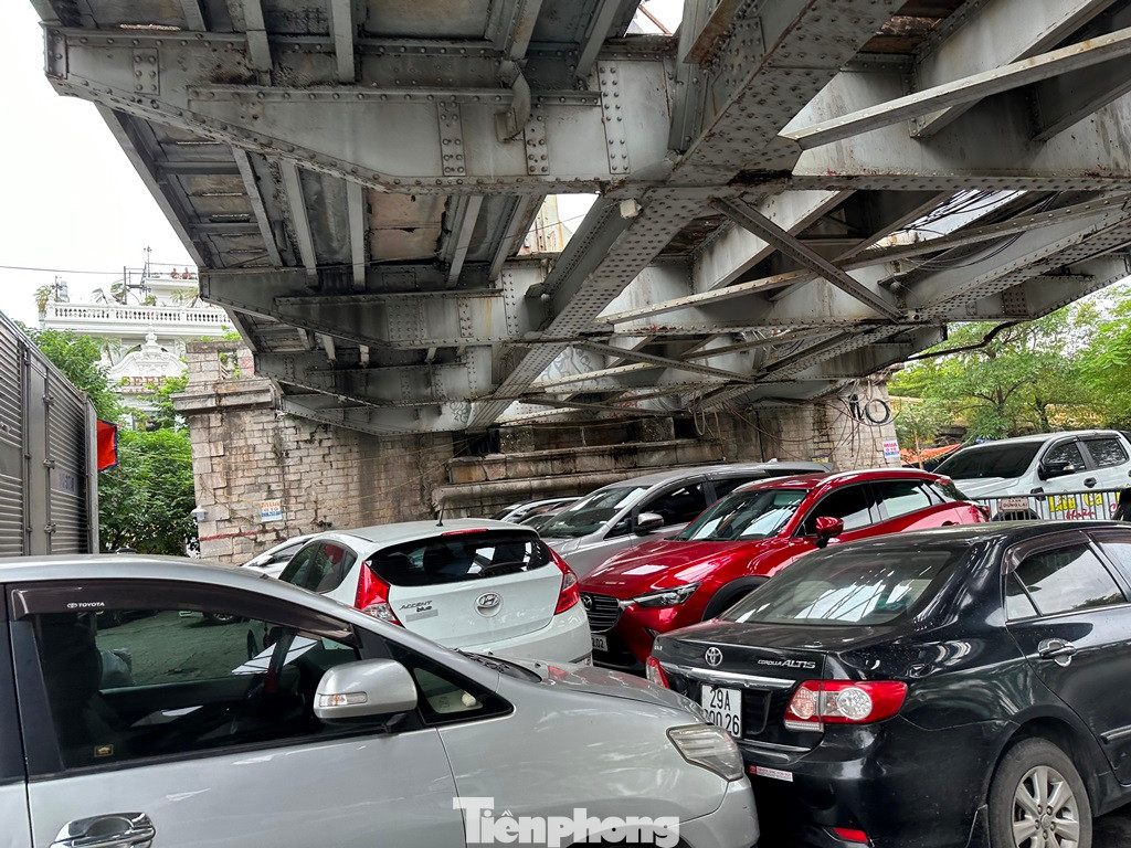 Tuy nhiên, ngày 13/9, PV Tiền Phong ghi nhận, toàn bộ diện tích gầm cầu được cấp phép phía nội đô, quận Hoàn Kiếm đơn vị quản lý bãi xe này đã nhận trông giữ toàn bộ ô tô cả đêm, ngày. Tuy nhiên, ngày 13/9, PV Tiền Phong ghi nhận, toàn bộ diện tích gầm cầu được cấp phép phía nội đô, quận Hoàn Kiếm đơn vị quản lý bãi xe này đã nhận trông giữ toàn bộ ô tô cả đêm, ngày.