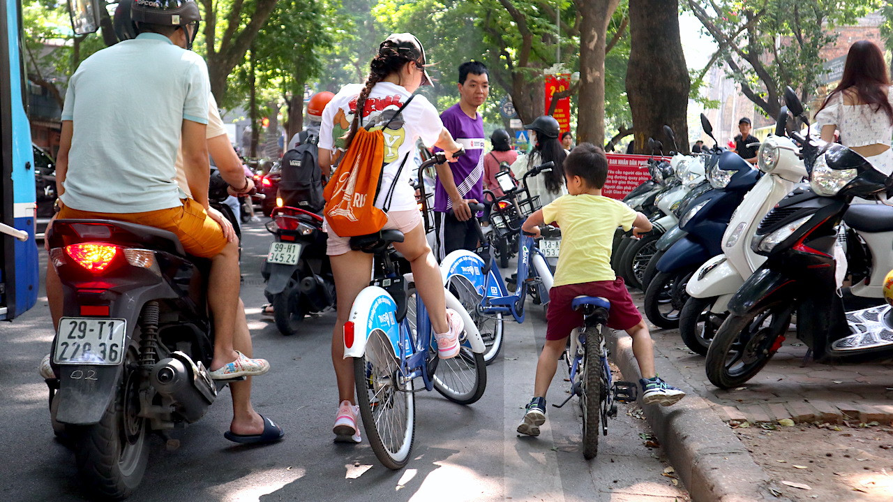 Nhiều gia đình lựa chọn xe đạp công cộng làm phương tiện để trải nghiệm mùa thu Hà Nội trong dịp lễ 2.9 năm nay. Nhiều gia đình lựa chọn xe đạp công cộng làm phương tiện để trải nghiệm mùa thu Hà Nội trong dịp lễ 2.9 năm nay.