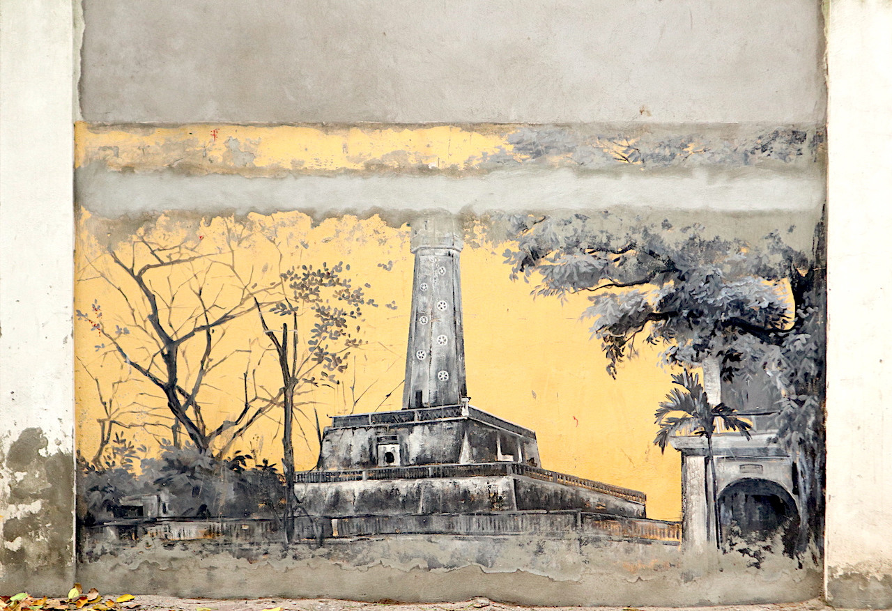 Bức vẽ về cột cờ Hà Nội cũng bị biến dạng, mất đi vẻ đẹp vốn có ban đầu.