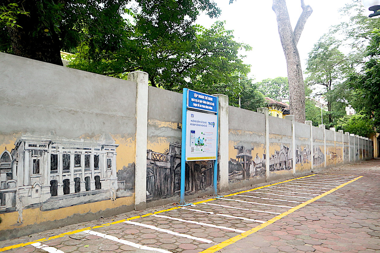 Bức tường vẽ tranh về di tích đặc biệt trên đường Phan Đình Phùng cải tạo xong đã bị xi măng bôi nát những nét vẽ tỉ mỉ của nghệ sĩ.