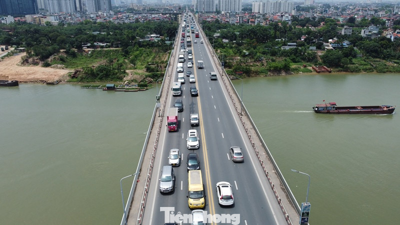 Do ùn tắc kéo dài trong diễn ra đến trưa 11/5, nhiều người di chuyển trên ô tô con đi sân bay phản ánh họ đã bị trễ giờ làm thủ tục lên máy bay. Do ùn tắc kéo dài trong diễn ra đến trưa 11/5, nhiều người di chuyển trên ô tô con đi sân bay phản ánh họ đã bị trễ giờ làm thủ tục lên máy bay.