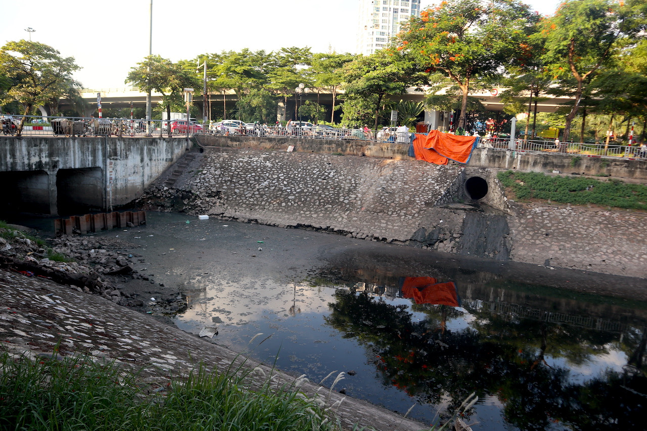 Sông Tô Lịch được gọi là dòng sông chết do nguồn nước ô nhiễm nặng. Đoạn sông lộ thiên chỉ còn khoảng gần 14km.