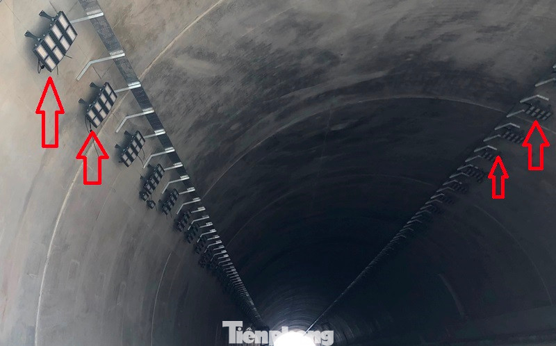 Tuy nhiên, nhiều ngày qua hệ thống đèn chiếu sáng trong hầm Tam Điệp không sáng (mũi tên đỏ), dẫn đến hầm tối om, phương tiện rất khó lưu thông. Trước đó, hầm Thung Thi (Hà Trung, Thanh Hóa) cũng xảy ra tình trạng này.