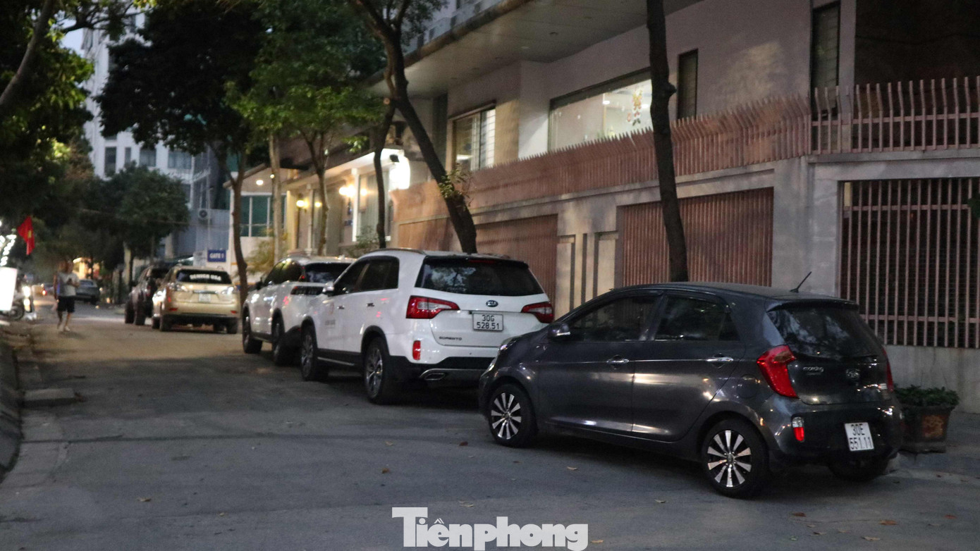 Ô tô đỗ tại phố Thọ Tháp, Cầu Giấy. Ô tô đỗ tại phố Thọ Tháp, Cầu Giấy.