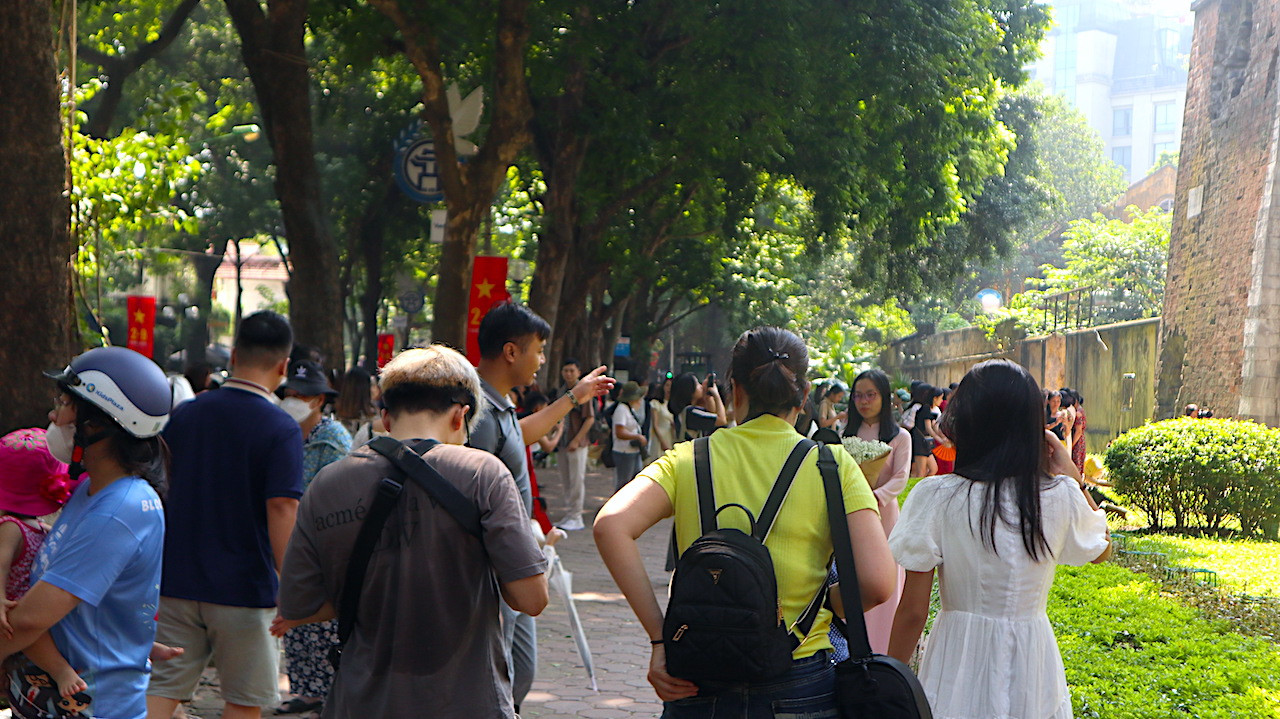 Các khu vực di chuyển trên vỉa hè đều chật kín người đến check in, đặc biệt là các bạn trẻ.