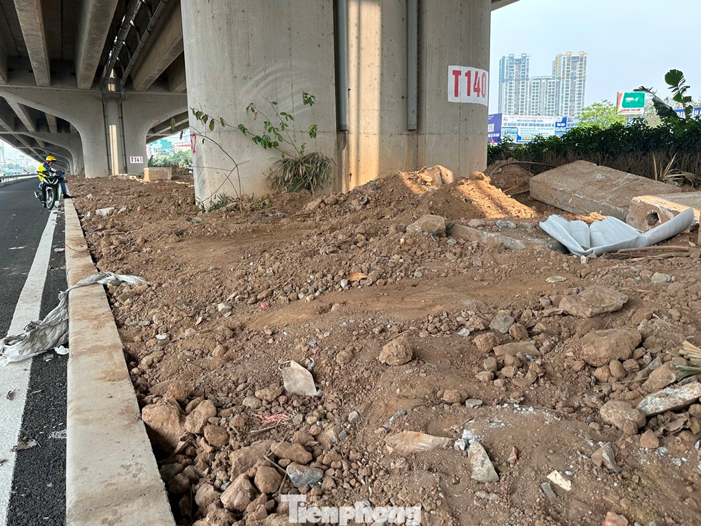 Đường mở rộng làm xong không cho xe đi, đất cát bị san ủi đổ chất cao hơn mặt bằng dải phân cách, chèn hỏng cây xanh, gây bụi bẩn ra đường... Sự việc đang xảy ra rất ngổn ngang, lộn xộn trên đường Nguyễn Xiển suốt nhiều tuần qua. Đường mở rộng làm xong không cho xe đi, đất cát bị san ủi đổ chất cao hơn mặt bằng dải phân cách, chèn hỏng cây xanh, gây bụi bẩn ra đường... Sự việc đang xảy ra rất ngổn ngang, lộn xộn trên đường Nguyễn Xiển suốt nhiều tuần qua.