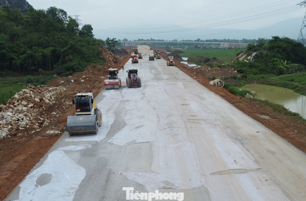 Với gói XL3, XL4, do phải xử lý nền đất yếu và vướng mặt bằng nên hiện nay nhiều đoạn vẫn đang phải xử lý lớp móng mặt đường, trong đó có phủ vải giữ nước chống lún nứt.