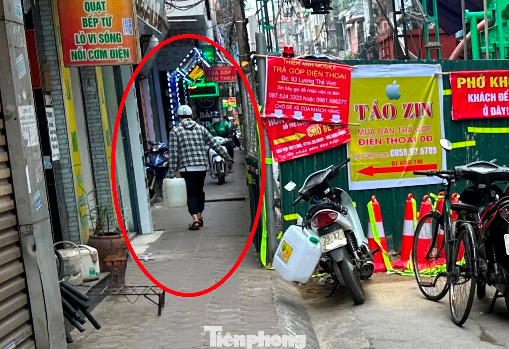 Do công trường thi công và đào xới trên đường, làm ảnh hưởng đến ống nước sạch của một số hộ dân, buộc các hộ dân bị ảnh hưởng phải đi chở nước về sinh hoạt.