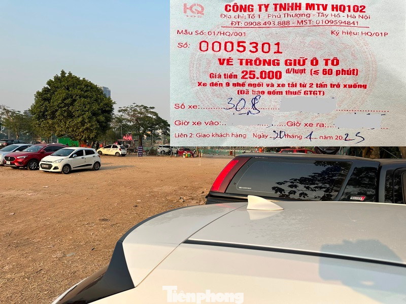 Tại bãi xe chính (đất dự án chưa sử dụng) cạnh phủ Tây Hồ, của Cty TNHH MTV HQ102, địa chỉ tại tổ 1 - Phú Thượng, quận Tây Hồ, Hà Nội, khách vào gửi xe nhân viên không đưa vé, thu "nóng" 50.000 đồng/xe ô tô, trong khi giá niêm yết và ghi trong vé là 25.000 đồng/xe (lượt 60 phút).