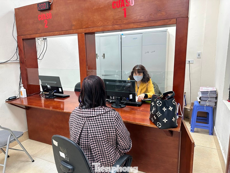 Để vào được bàn tiếp nhận hồ sơ, giải quyết thủ tục cuối cùng, người dân đã trải qua các vòng làm thủ tục bên ngoài và lấy phiếu đợi nhiều giờ. Để vào được bàn tiếp nhận hồ sơ, giải quyết thủ tục cuối cùng, người dân đã trải qua các vòng làm thủ tục bên ngoài và lấy phiếu đợi nhiều giờ.