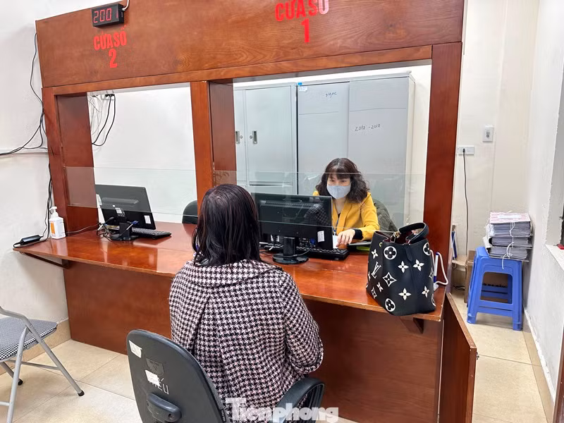 Để vào được bàn tiếp nhận hồ sơ, giải quyết thủ tục cuối cùng, người dân đã trải qua các vòng làm thủ tục bên ngoài và lấy phiếu đợi nhiều giờ.