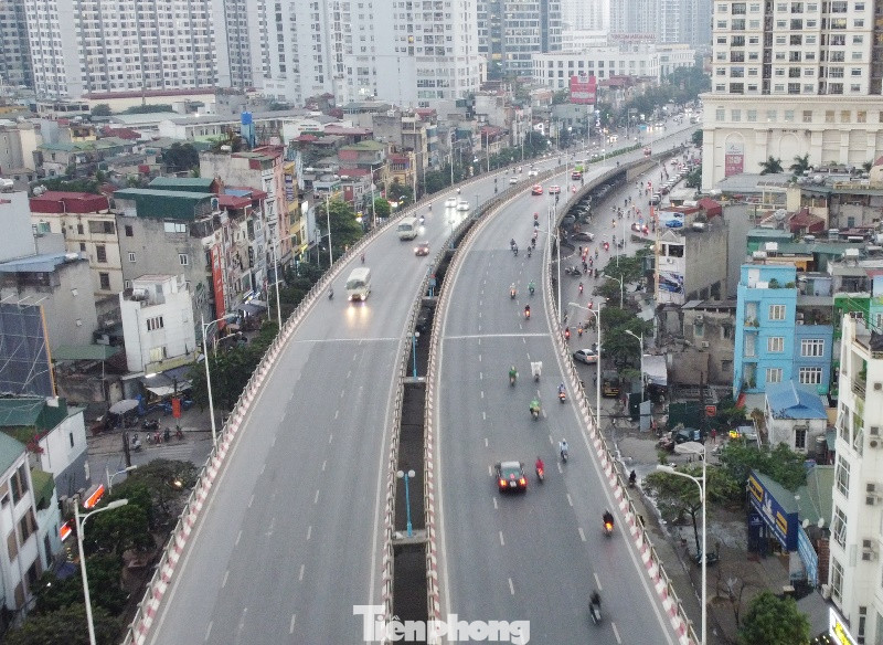 Cụ thể, vào sáng 11/1, đại diện UBND thành phố Hà Nội, nhà đầu tư và các đơn vị có liên quan làm lễ thông xe. Sau 7h phương tiện ô tô từ cầu Vĩnh Tuy đi Ngã Tư Sở (và ngược lại), thay vì đi đường Minh Khai - Trường Chinh bên dưới sẽ lưu thông đường trên cao (không có xe máy).