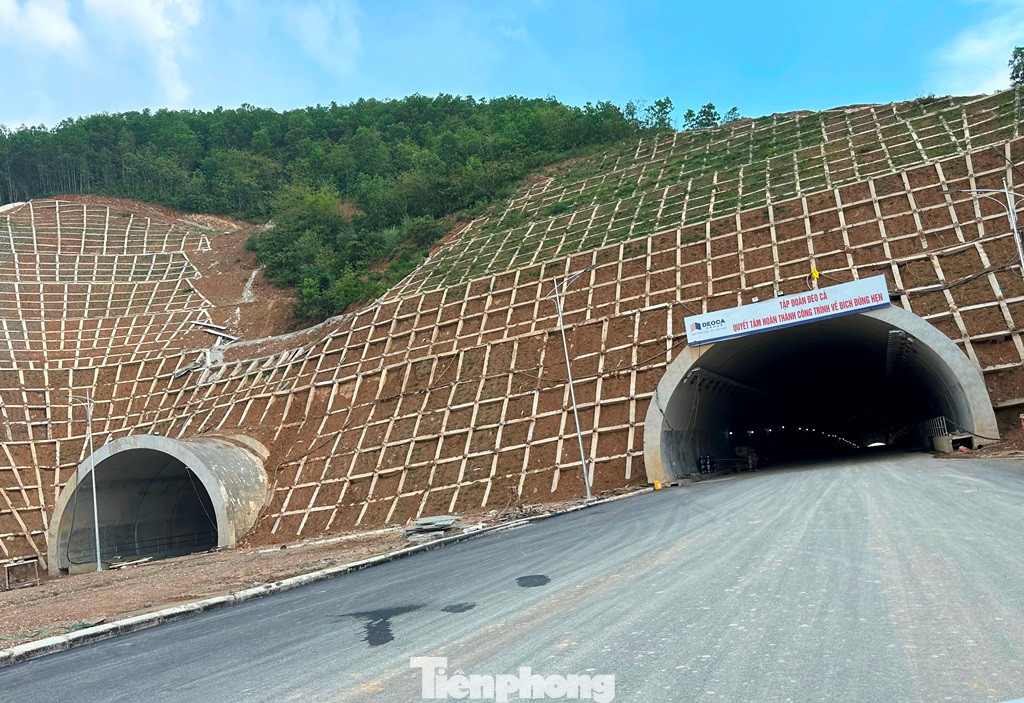 Toàn bộ hầm Trường Vinh có 2 ống hầm cho mỗi chiều đường và nằm cách nhau 45 mét. Toàn bộ hầm Trường Vinh có 2 ống hầm cho mỗi chiều đường và nằm cách nhau 45 mét.