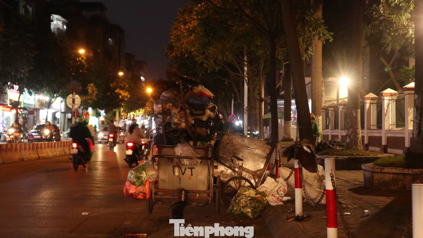 Phố Trần Quốc Hoàn có mặt cắt đường nhỏ, tuy nhiên xe rác dưới lòng đường chiếm mất 1/3 lòng đường. Việc này khiến cho các phương tiện khác lưu thông qua đây rất khó khăn. Chỉ cần xử lý không cẩn thận là sẽ xảy ra va chạm, tai nạn giao thông. Phố Trần Quốc Hoàn có mặt cắt đường nhỏ, tuy nhiên xe rác dưới lòng đường chiếm mất 1/3 lòng đường. Việc này khiến cho các phương tiện khác lưu thông qua đây rất khó khăn. Chỉ cần xử lý không cẩn thận là sẽ xảy ra va chạm, tai nạn giao thông.