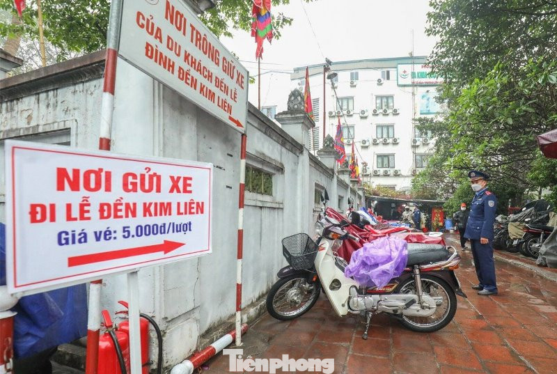 Tại các điểm trông giữ xe PV Tiền Phong từng đến khảo sát và phát hiện có tình trạng vừa vi phạm diện tích vừa thu giá trông giữ xe ô tô, xe máy cao gấp đôi giá thành phố quy định, như đền Ngọc Sơn, chùa Quán Sứ (quận Hoàn Kiếm); đền Quán Thánh (quận Ba Đình); Phủ Tây Hồ, chùa Trấn Quốc (quận Tây Hồ)… ông Cường cho biết cũng có vi phạm. Tại các điểm trông giữ xe PV Tiền Phong từng đến khảo sát và phát hiện có tình trạng vừa vi phạm diện tích vừa thu giá trông giữ xe ô tô, xe máy cao gấp đôi giá thành phố quy định, như đền Ngọc Sơn, chùa Quán Sứ (quận Hoàn Kiếm); đền Quán Thánh (quận Ba Đình); Phủ Tây Hồ, chùa Trấn Quốc (quận Tây Hồ)… ông Cường cho biết cũng có vi phạm.