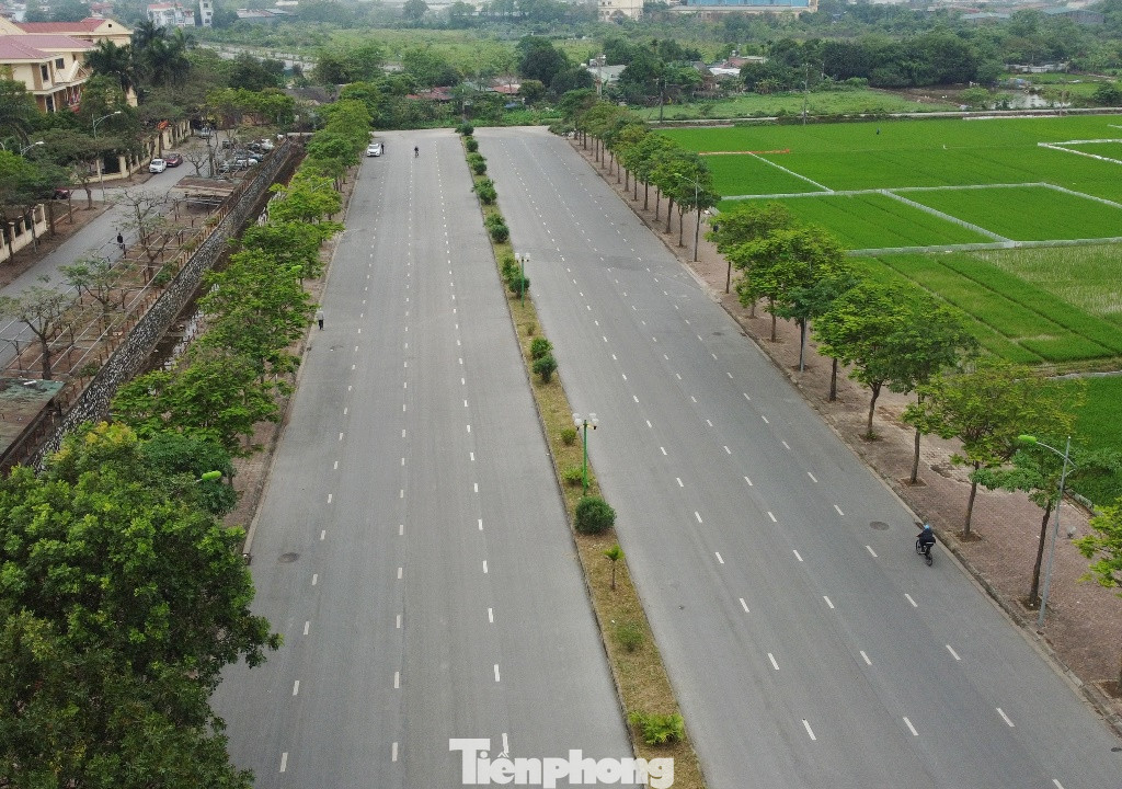 Theo ghi nhận của PV Tiền Phong, trên địa bàn hiện có một số con đường bị cụt đường kết nối có mặt cắt ngang rộng 5 đến 10 làn xe, kèm theo đó là hệ thống vỉa hè, dải phân cách cây xanh được triển khai đồng bộ.