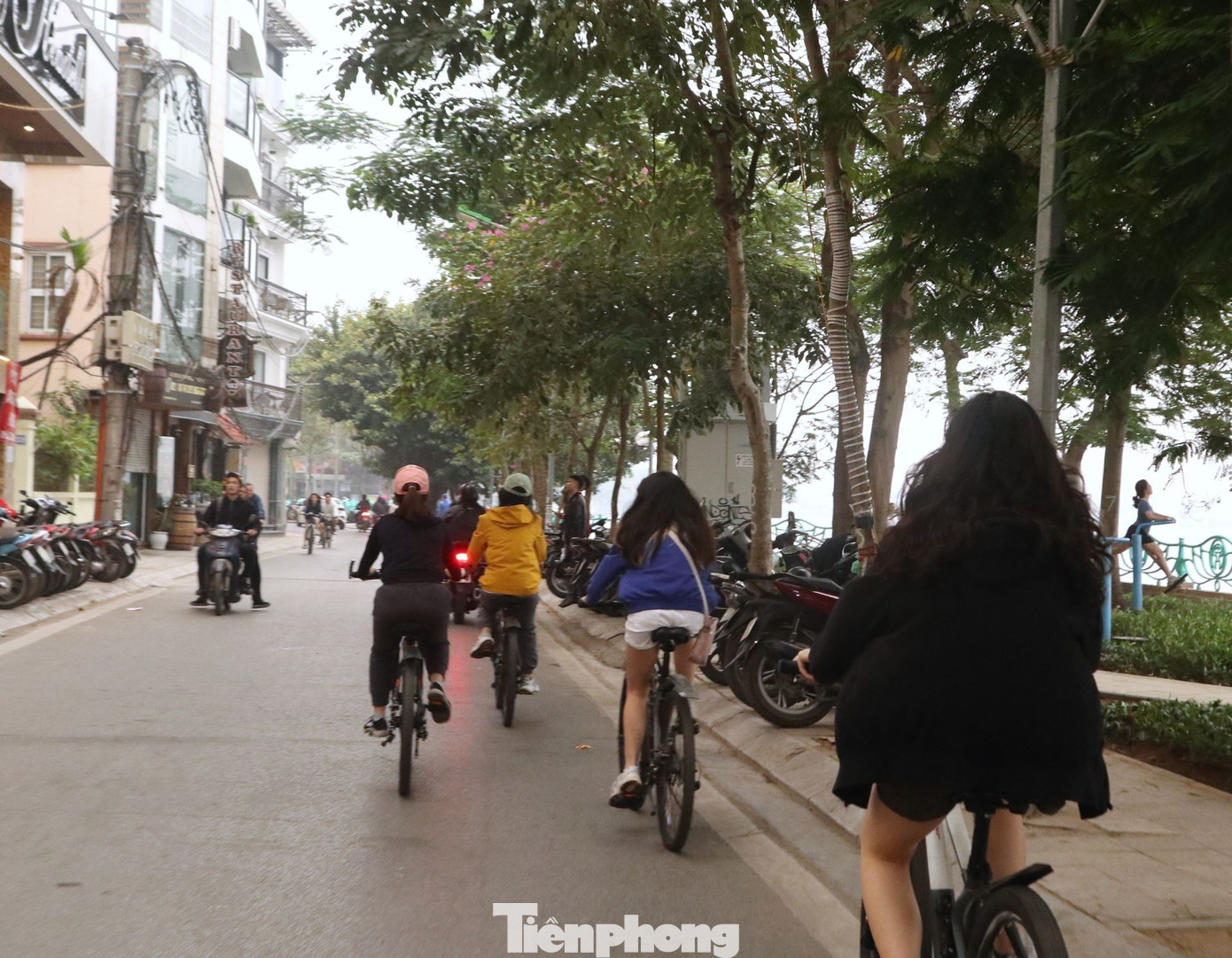 Với mỗi lượt thuê, chủ cửa hàng đều kiểm tra kỹ lưỡng từ xích, dầu… đến bàn đạp của xe để đảm bảo an toàn cho khách hàng.