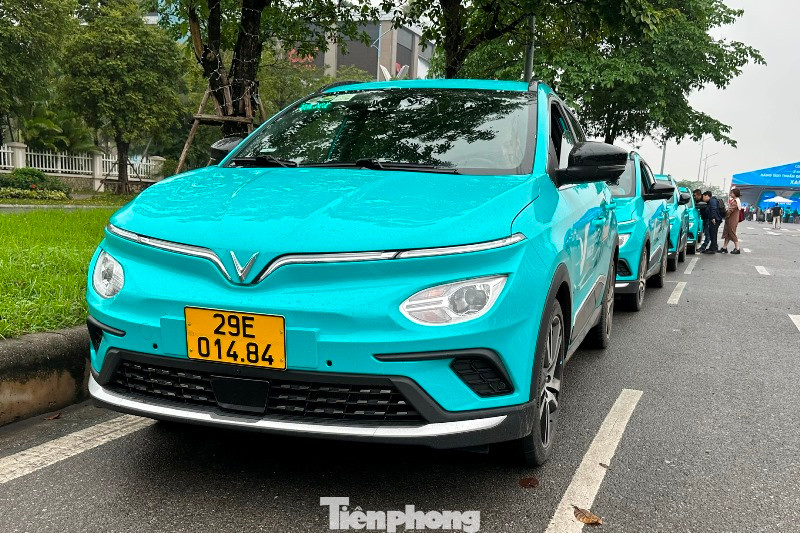 Taxi điện khai trương và hoạt động trên đường phố Hà Nội sáng nay.