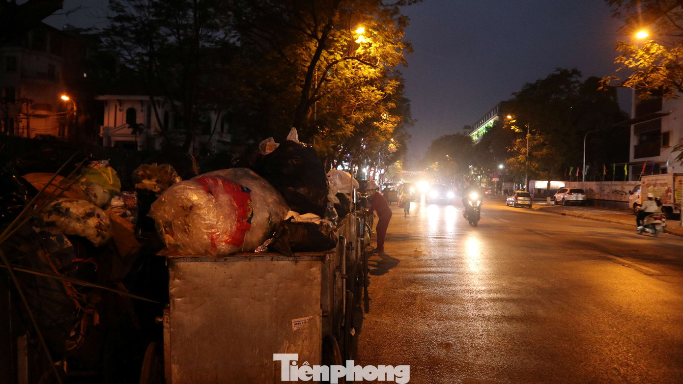 Theo quan sát của phóng viên, những người tập thể dục, đi bộ xung quanh khu vực Trần Quốc Hoàn (Cầu Giấy) phải đi vòng xuống giữa đường để đi tránh đi qua khu vực tập kết rác. Theo quan sát của phóng viên, những người tập thể dục, đi bộ xung quanh khu vực Trần Quốc Hoàn (Cầu Giấy) phải đi vòng xuống giữa đường để đi tránh đi qua khu vực tập kết rác.