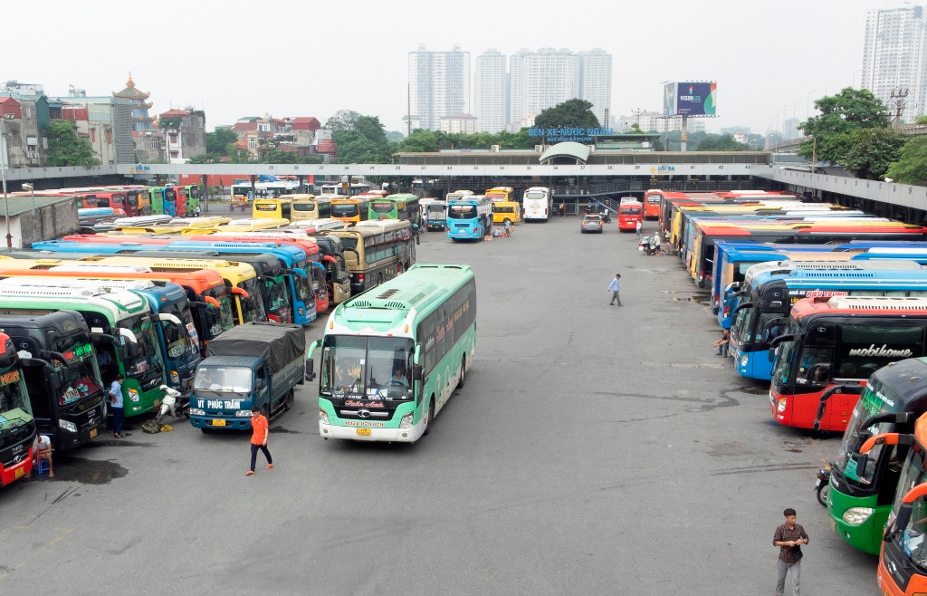 Xe khách hoạt động tại bến xe Nước Ngầm. Xe khách hoạt động tại bến xe Nước Ngầm.