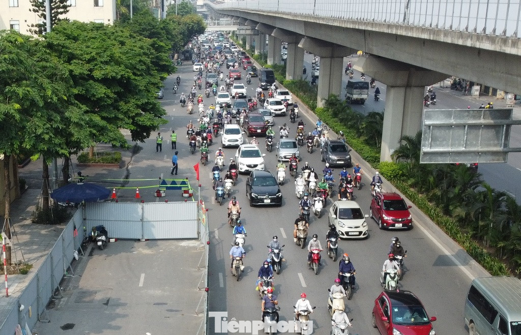 Phạm vi hàng rào trải dài trên mặt đường 50 mét, chiều rộng chiếm dụng trên 2 làn xe