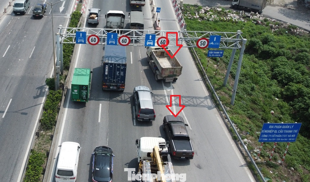 Đội CSGT số 14, Phòng CSGT Hà Nội cho biết, do là thời gian đầu thực hiện nên lực lượng làm nhiệm vụ đang nhắc nhở, tuyên truyền, hết thời gian này, với các xe vẫn không tuân thủ biển báo, đè vạch (như mũi tên) xe vi phạm sẽ bị xử phạt trực tiếp hoặc camera trên cầu ghi hình để xử phạt nguội. Đội CSGT số 14, Phòng CSGT Hà Nội cho biết, do là thời gian đầu thực hiện nên lực lượng làm nhiệm vụ đang nhắc nhở, tuyên truyền, hết thời gian này, với các xe vẫn không tuân thủ biển báo, đè vạch (như mũi tên) xe vi phạm sẽ bị xử phạt trực tiếp hoặc camera trên cầu ghi hình để xử phạt nguội.