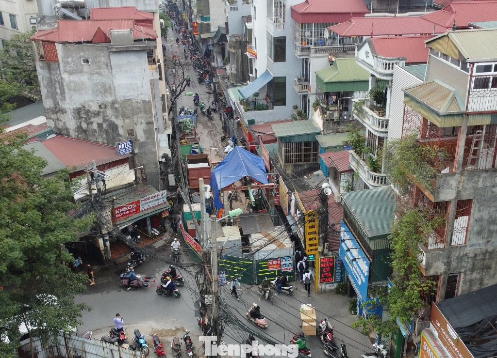 Toàn cảnh công trường thi công chiếm toàn bộ lòng đường Lương Thế Vinh.