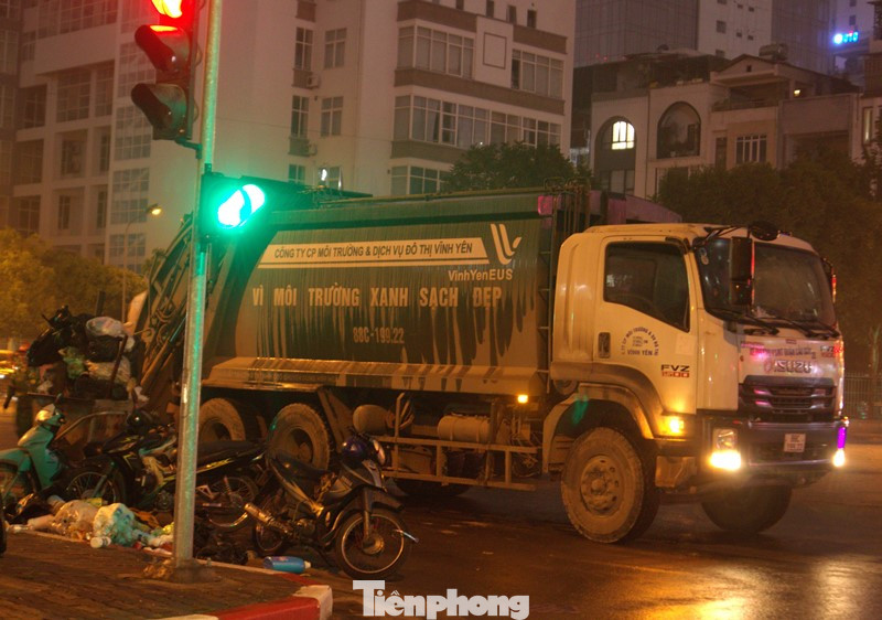 Xe thu gom rác BKS 88C-19922 có in tên Công ty Vĩnh Yên EUS ở thành thùng, hoạt động sai giờ và đứng thu gom rác ngay tại ngã tư đèn xanh, đèn đỏ phố Mạc Thái Tổ (Cầu Giấy). Xe thu gom rác BKS 88C-19922 có in tên Công ty Vĩnh Yên EUS ở thành thùng, hoạt động sai giờ và đứng thu gom rác ngay tại ngã tư đèn xanh, đèn đỏ phố Mạc Thái Tổ (Cầu Giấy).