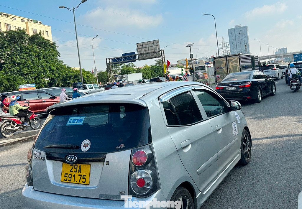 Vì theo Đội CSGT số 6, xe ô tô dưới 9 chỗ chạy theo hình thức hợp đồng rất nhiều, nếu quy định chung chung cấm loại xe này nhưng lại không cấm taxi sẽ gây bất bình đẳng trong xã hội, phản ứng trong dư luận.