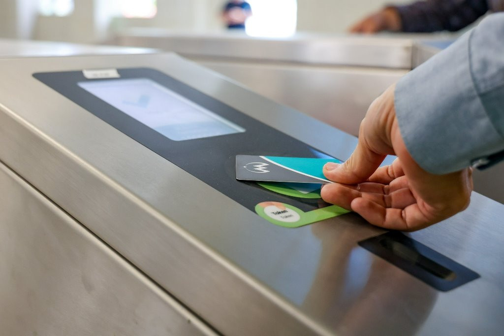 Sau khi mua có vé điện tử trên tay, hành khách cầm đến cửa kiểm soát và quẹt vào mắt nhận diện để được mở cửa đi vào. Sau khi mua có vé điện tử trên tay, hành khách cầm đến cửa kiểm soát và quẹt vào mắt nhận diện để được mở cửa đi vào.