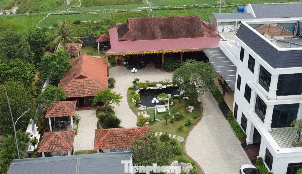 Khu đất phía bên phải tòa nhà Hoa Ban là hệ thống nhà sàn, nhà vườn kèm bể nước, sân chơi, trong đó khu nhà sàn to nhất có đề biển phục vụ “Caffe - Karaoke Hoa Ban”.