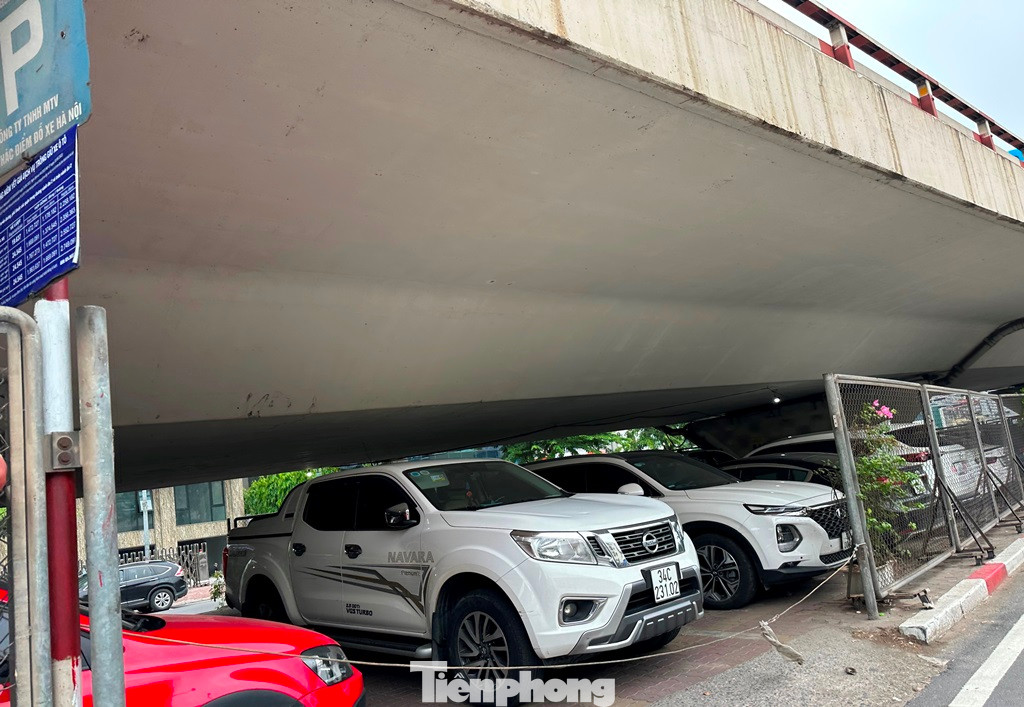 Trong 5 cầu vượt, hiện chỉ cầu Ngã Tư Vọng, Mai Dịch, Vĩnh Tuy (phần cầu cạn) là được trông giữ ô tô xe máy bên dưới. Ảnh chụp tại gầm cầu Ngã Tư Vọng chiều 19/7.