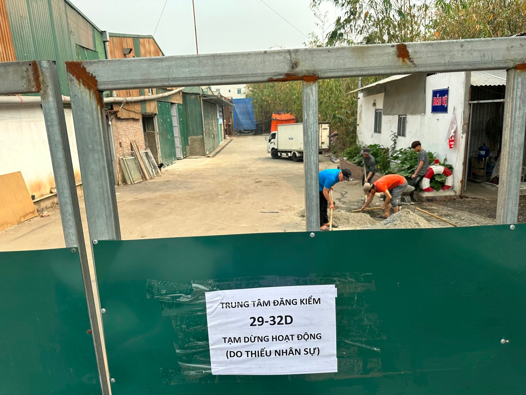 Tuy nhiên trong khi các hàng xe xếp hàng kéo dài từ 2 phía (Vành đai 3 và đê Nguyễn Khoái), đến khoảng 8h, nhân viên trung tâm và bảo vệ ra bất ngờ thông báo, trung tâm dừng hoạt động. Lý do, sau đó được Trung tâm đăng kiểm Pháp Vân thông báo trong giấy dán ở cổng là: "Trung tâm 29-32D tạm dừng hoạt động (do thiếu nhân sự).