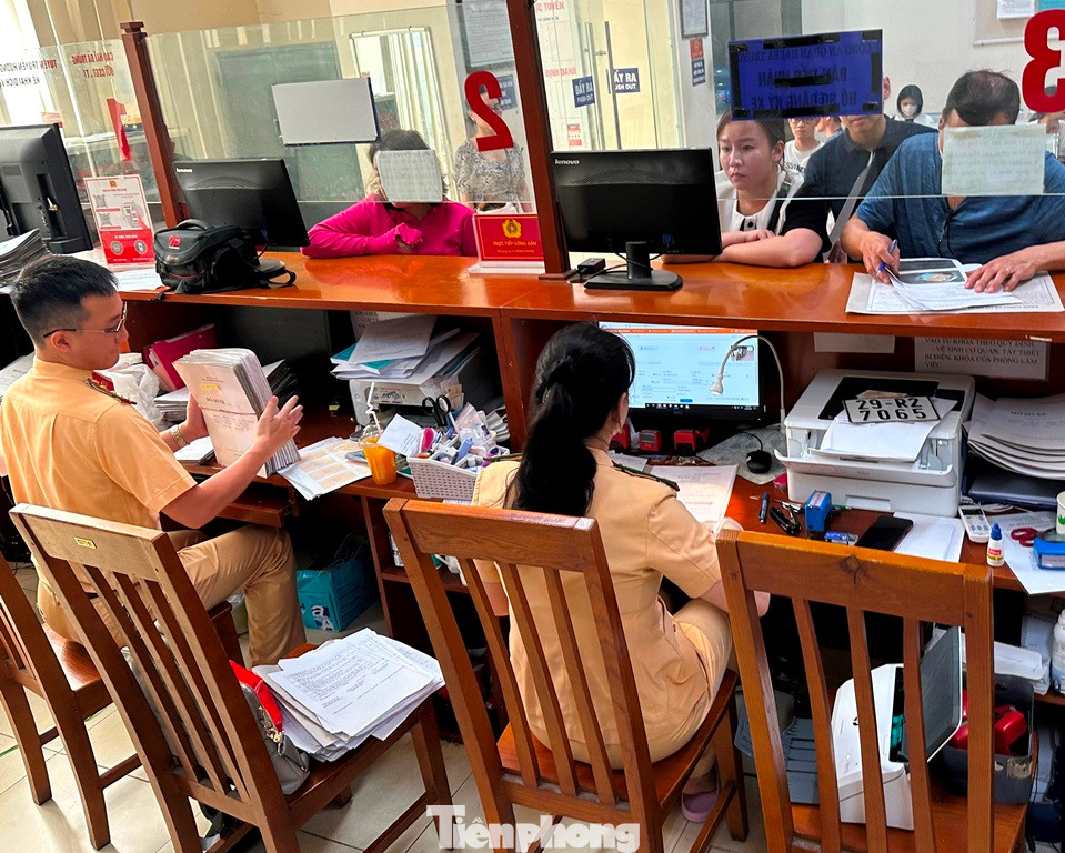 Việc thủ tục đăng ký xe máy chuyển từ cà số khung, số máy sang lưu bằng hình ảnh đã làm cho hệ thống mạng cấp biển số phải cần thời gian để xử lý thông tin, hình ảnh; nhiều lúc mạng internet không ổn định cũng làm “treo” cả hệ thống làm việc.