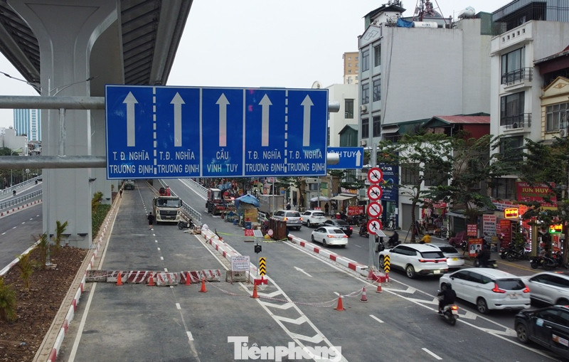 Đường dẫn lên xuống để phương tiện tiếp cận đường trên cao Vành đai 2 từ phía Đại La.