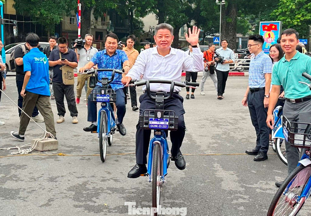 Phó Chủ tịch UBND thành phố Hà Nội Nguyễn Mạnh Quyền đi thử và trải nghiệm xe đạp công cộng Hà Nội.