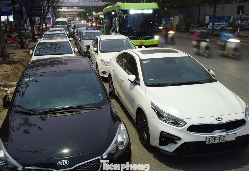 Đến 19h tối nay, 2 hàng dài ô tô xếp hàng chờ ngày mai đăng kiểm tại Trung tâm Cầu Giấy dài cả trăm mét, chiếm nửa lòng đường. Đến 19h tối nay, 2 hàng dài ô tô xếp hàng chờ ngày mai đăng kiểm tại Trung tâm Cầu Giấy dài cả trăm mét, chiếm nửa lòng đường.